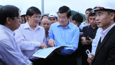 ប្រធានរដ្ឋមកសាកសួរសុខទុក្ខនិងជូនអំណោយប្រជាជនខេត្ត Quang Nam